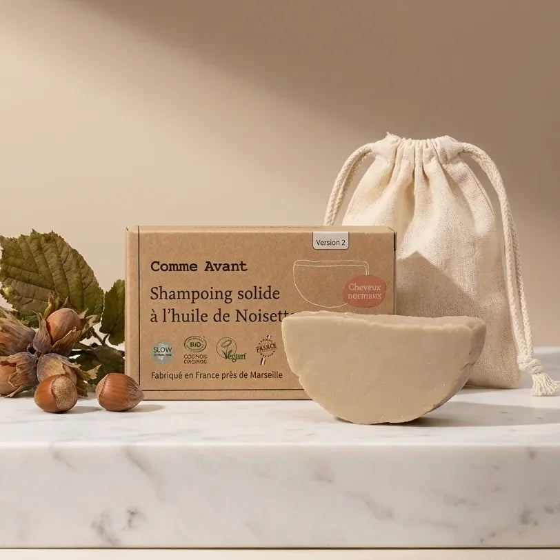 Coffret essentiels Comme Avant avec savon solide beige et packaging écologique sur marbre