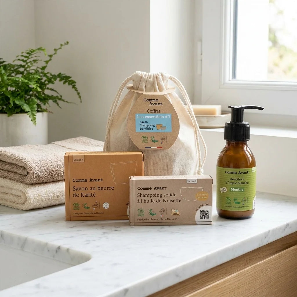 Coffret essentiels Comme Avant avec savon, shampoing solide et dentifrice sur marbre