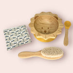 Coffret Bambout'chou Lion Cap Bamboo avec bol, cuillère et accessoires en bambou naturel sur fond rose.