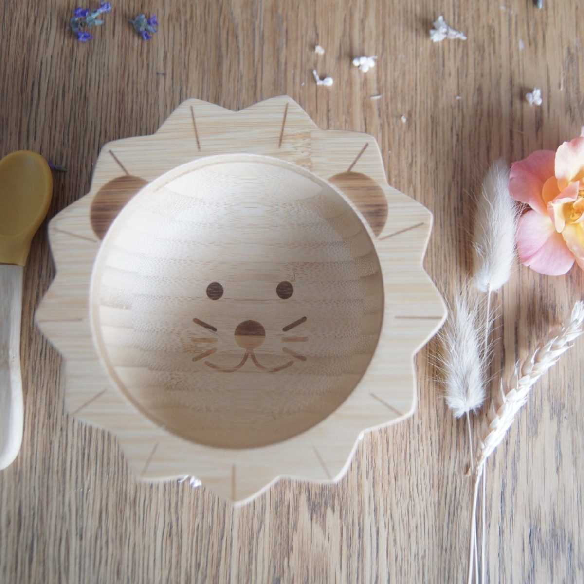 Coffret Bambout'chou Lion Cap Bamboo avec bol sur table en bois.
