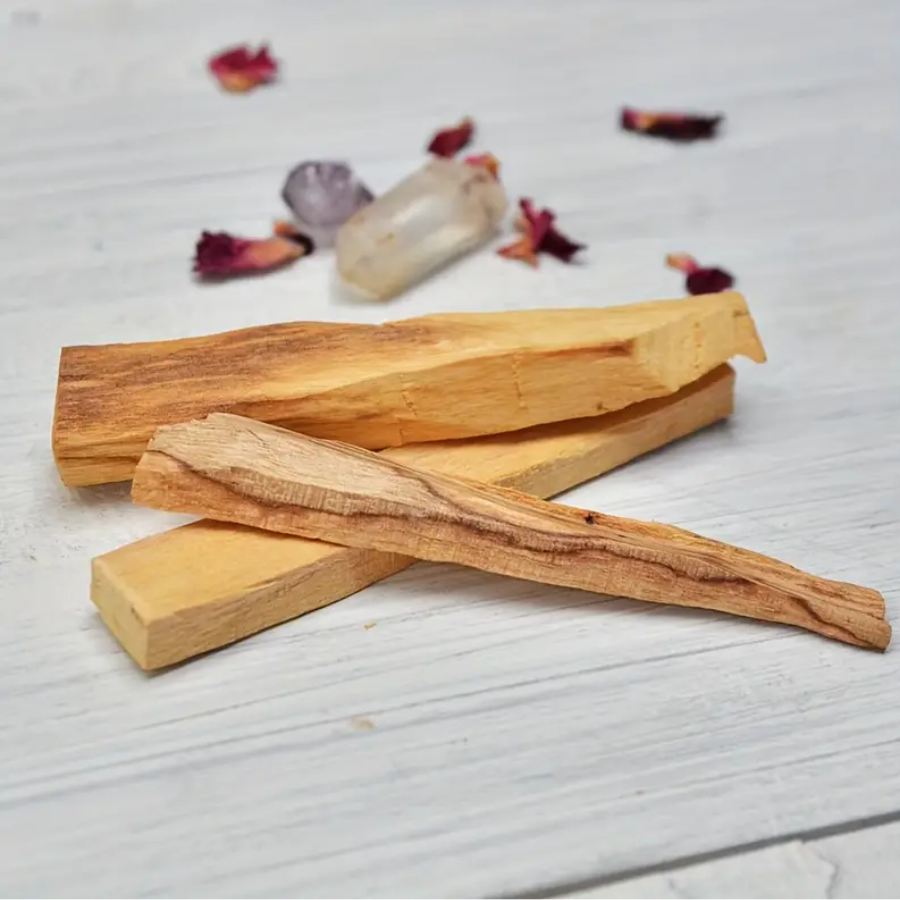 Bâtonnets de Palo Santo posées sur une table blanche