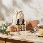 Coffret routine anti-âge Comme Avant sur vanité en marbre avec sérums, crème et savon