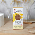 Une boîte de coloration blond foncé de la marque les couleurs de jeanne