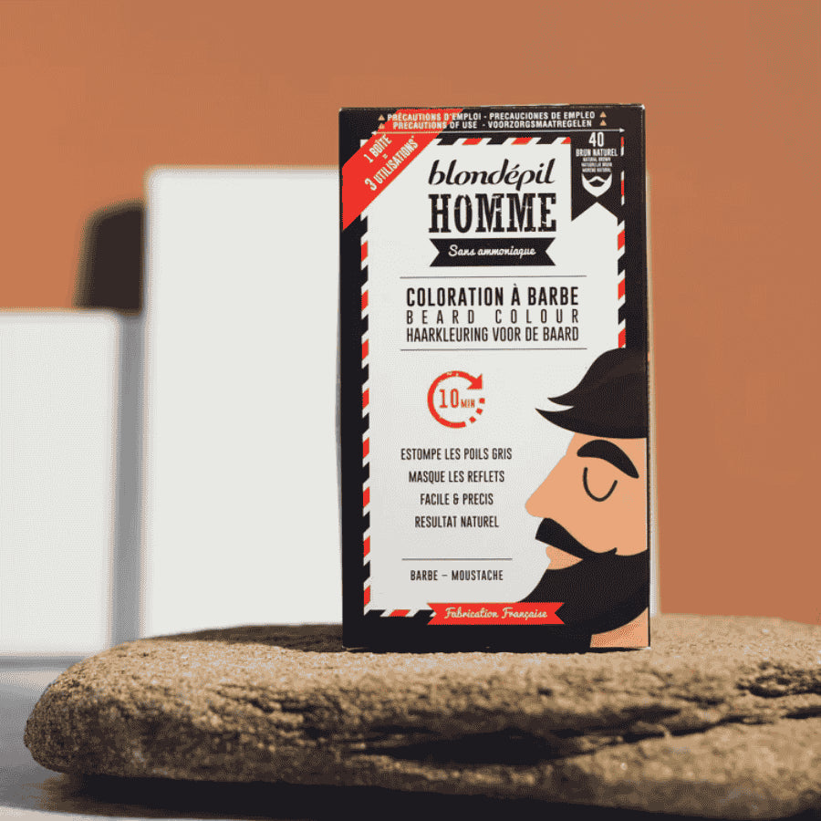 Coloration à barbe brun naturel blondépil posé sur une roche.