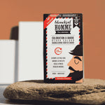 Coloration à barbe brun naturel blondépil posé sur une roche.