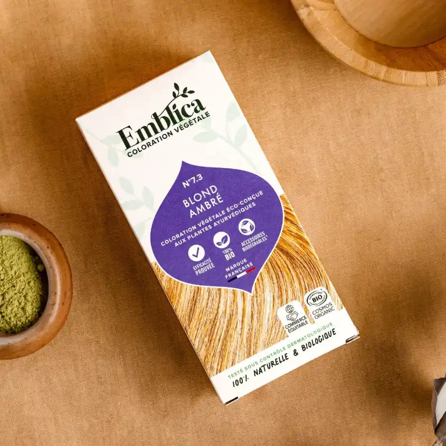 Photo d'ambiance du packaging de la Coloration Cheveux Végétale Blond Ambré Emblica