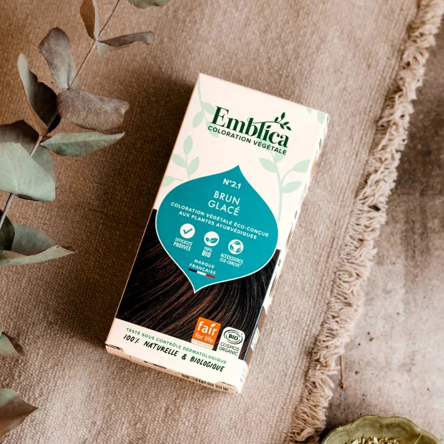 Photo d'ambiance d'un packaging d'une Coloration Cheveux Végétale Brun glacé Emblica