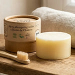 Après-shampoing solide Comme Avant à l'huile de chanvre brut sur étagère minimaliste avec accessoires écologiques