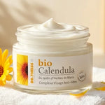 Complexe Visage Anti-Rides Calendula Bio Dr Theiss en pot verre avec fleurs fraîches et serviettes blanches