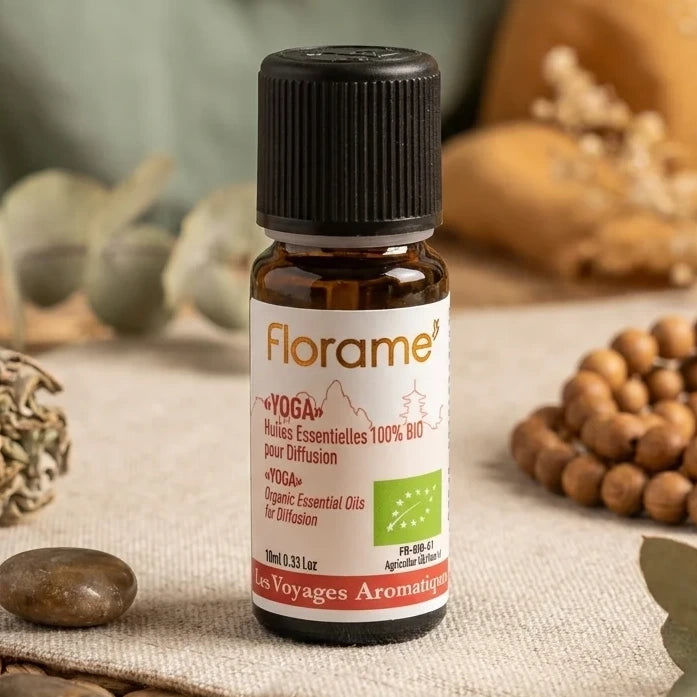 Flacon Composition Yoga Bio 10ml Florame huile essentielle sur tapis yoga ambiance zen