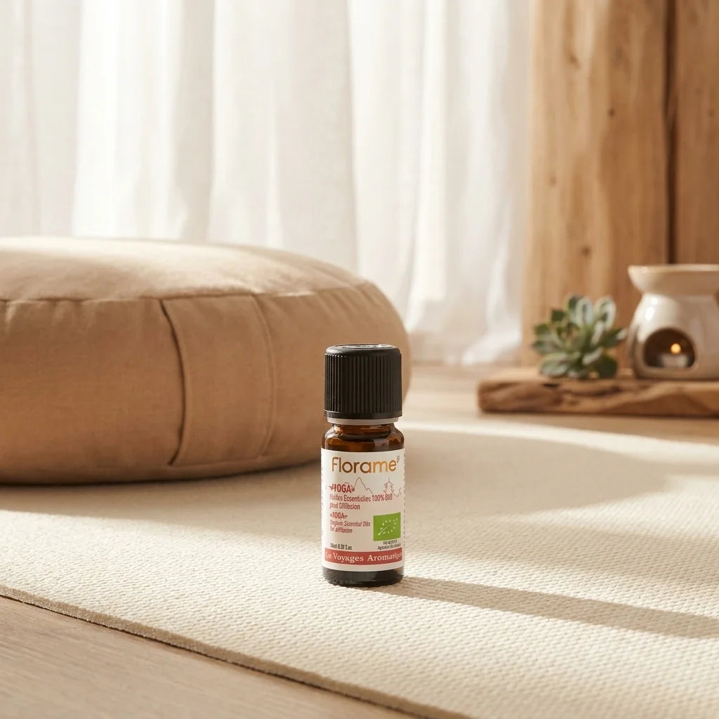 Flacon Florame Yoga Bio 10ml sur tapis de yoga dans ambiance zen