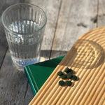 Des comprimés de spiruline bio et française de la marque etika spirulina, posés sur une table en bois