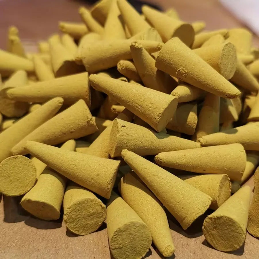 un tas de cônes d'encens au jasmin