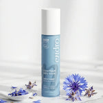 Contour des yeux roll-on Endro 10ml sur marbre avec fleurs et accessoires spa