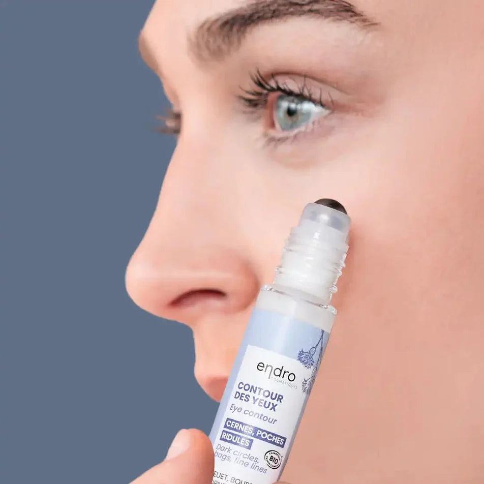Zoom sur une personne en train d'appliquer sur ses cernes le roll on contour des yeux  de 10 ml de la marque Endro