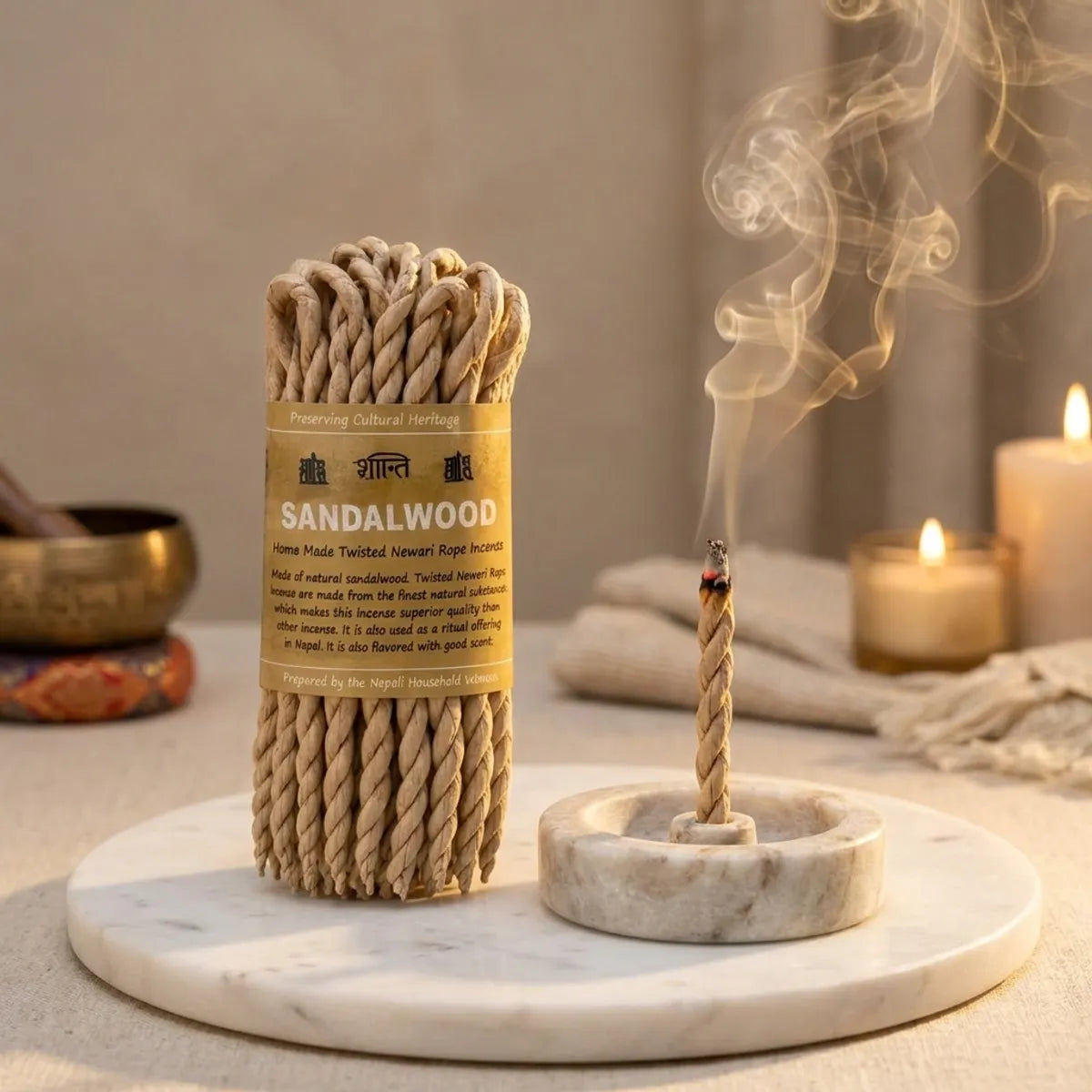 Cordes d'encens Bois de Santal népalais fumant dans un porte-encens en marbre