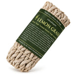 Cordes d'encens citronnelle torsadées pures, bundle avec étiquette verte, fond blanc isolé