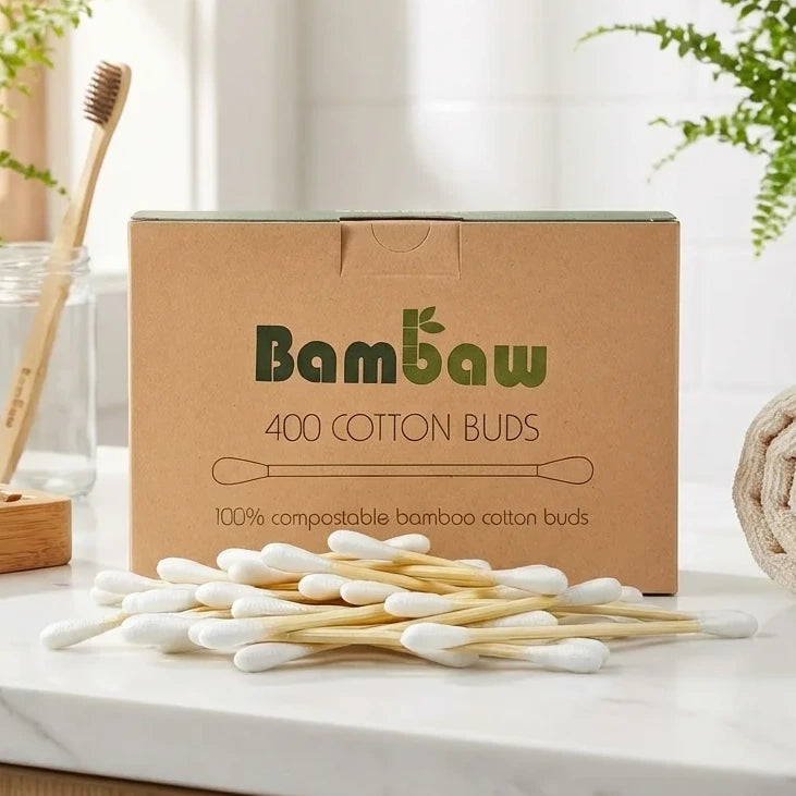 Boîte de 400 cotons tiges Bambaw en bambou dans une salle de bain écologique avec plantes