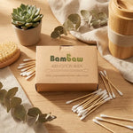 Boîte de 400 cotons tiges Bambaw écologiques en bambou sur un bureau durable