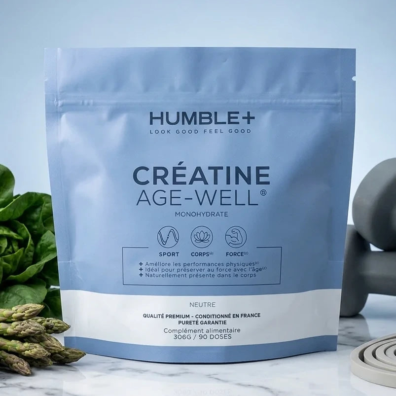 Humble+ Créatine Age-Well 300g sur surface marbre avec légumes verts et équipement fitness