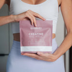 Personne qui tient dans ses mains la Créatine Glow AGE-WELL 300g Humble+ 