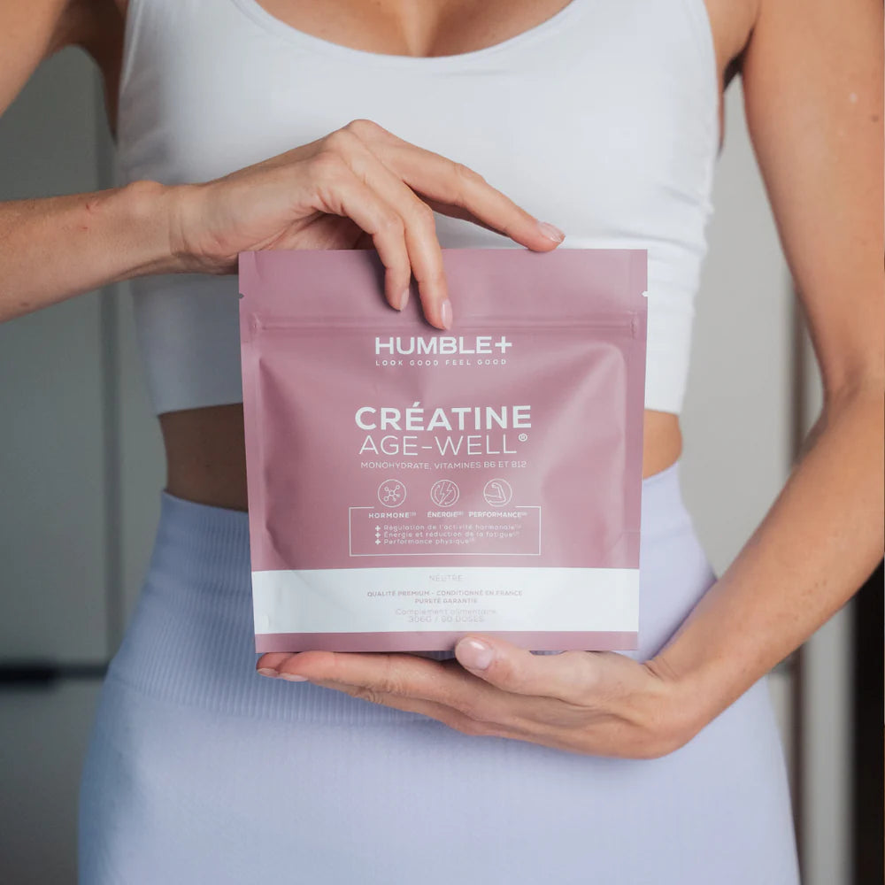 Personne qui tient dans ses mains la Créatine Glow AGE-WELL 300g Humble+ 