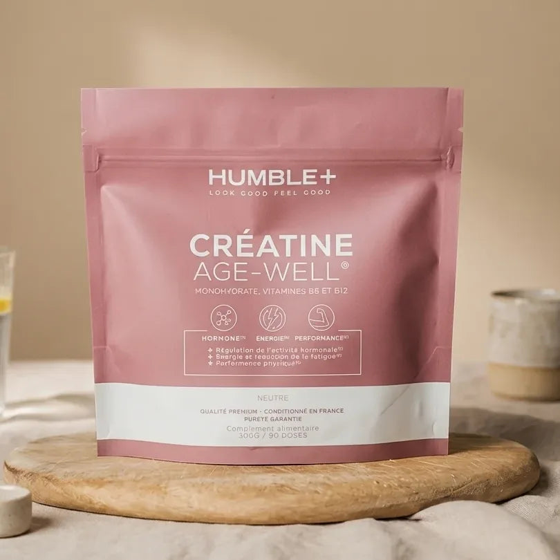 Créatine Glow AGE-WELL 300g Humble+ poudre rose sur plateau bois, wellness