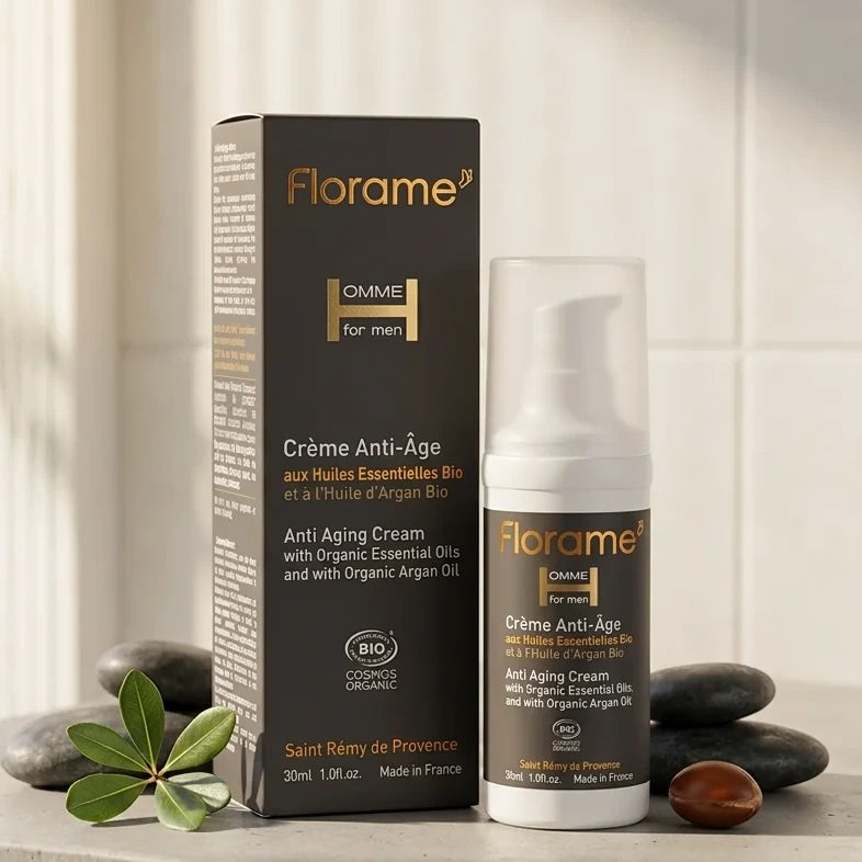 Crème anti-âge bio homme Florame 30ml sur vanité avec éléments naturels