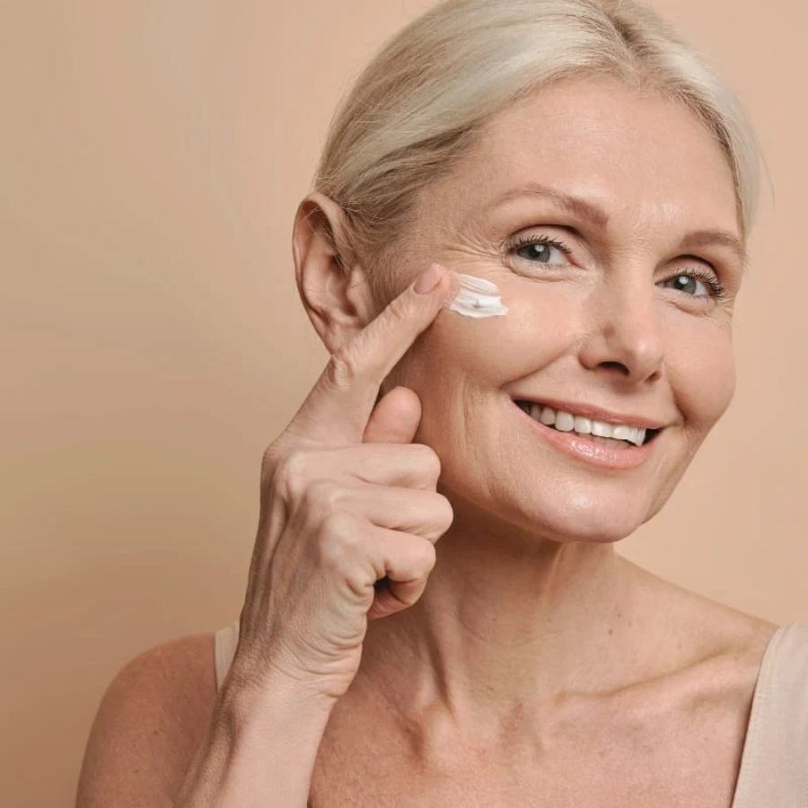 Femme appliquant sur son visage la crème anti-rides bio Naturaloé 50mL 