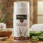 Crème anti-rides bio Naturaloé 50mL avec feuilles d'aloe vera frais sur vanité spa luxe