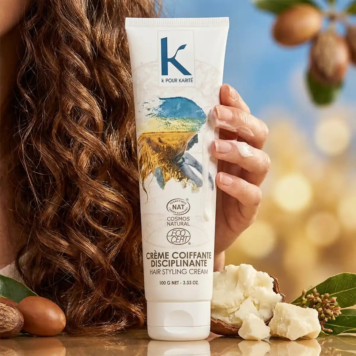 Crème Coiffante Disciplinante K pour Karité 100g appliquée sur cheveux bouclés brillants