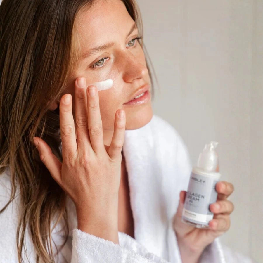 Une femme applicant de la crème anti-âge au collagène marin de la marque Humble +