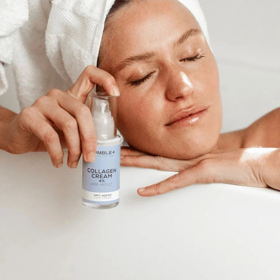 Une femme tenant un flacon de crème anti-âge au collagène marin de la marque Humble +
