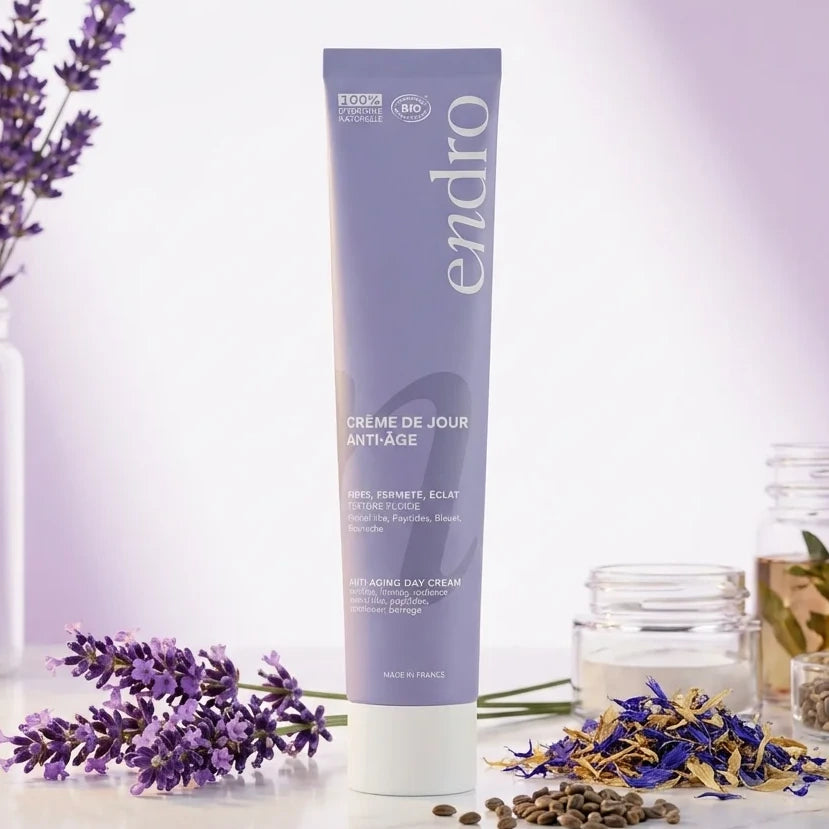 Crème de jour anti-âge Endro 50ml sur marbre avec fleurs de lavande et ingrédients naturels