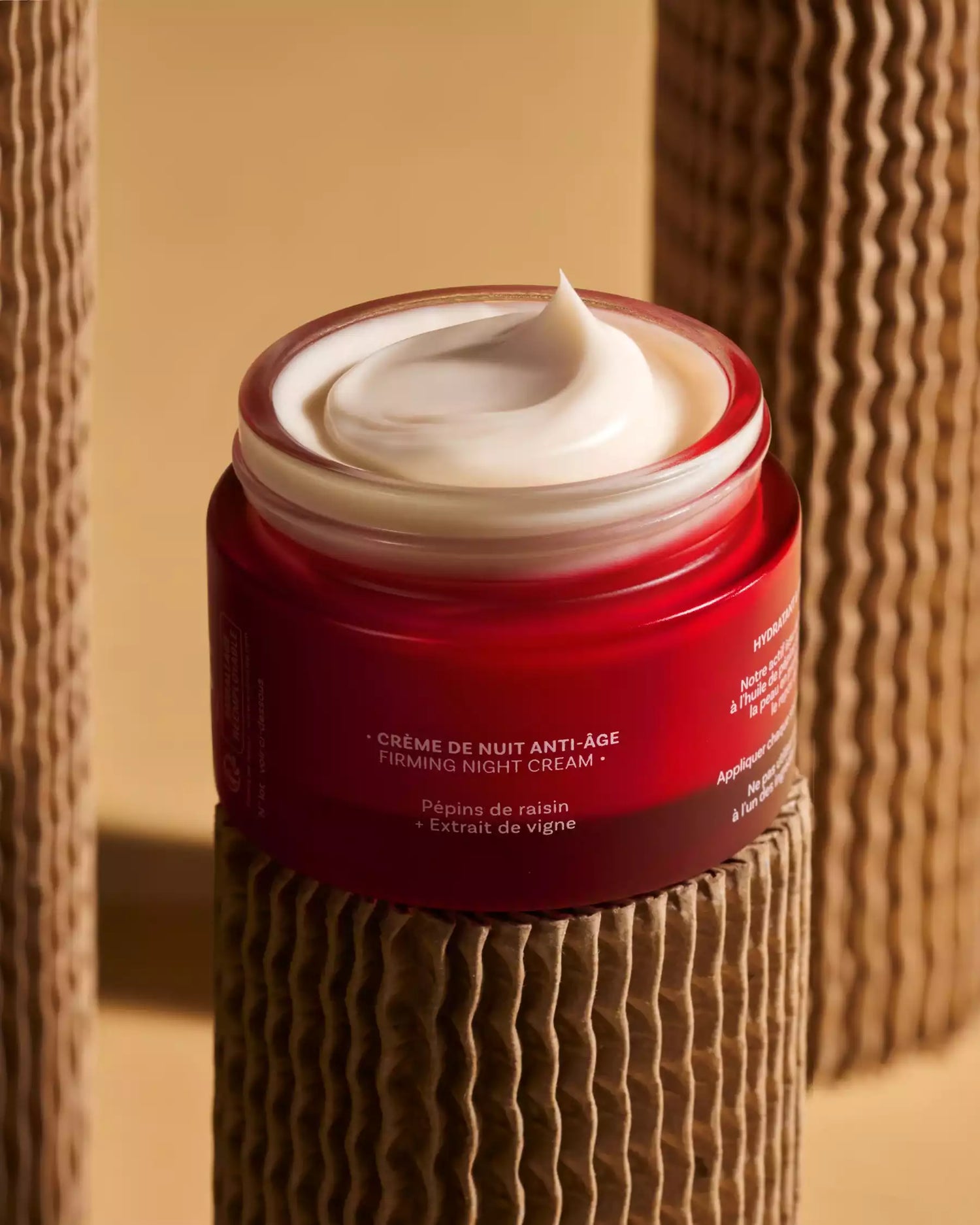 Un pot ouvert de crème de nuit anti-âge de la marque Andromée aux pépins de raisin et extrait de vigne