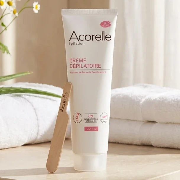 Crème dépilatoire Acorelle 150ml sur vanité salle de bain avec accessoires spa naturels