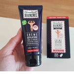 Un tube de Crème dépilatoire douche Blondépil Homme tenu en main