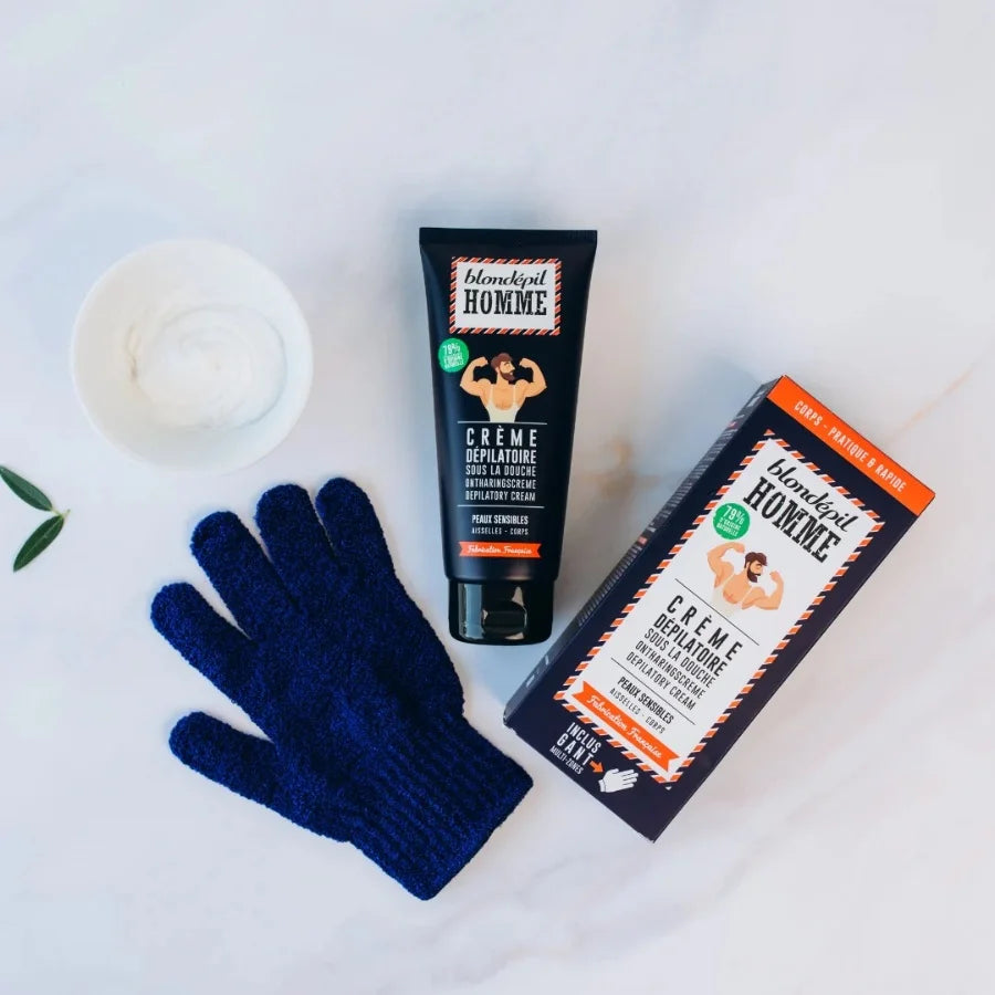 Le contenu du kit comprenant un gant, un tube de crème dépilatoire et l'étui en carton