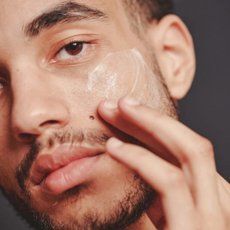 Application de la crème hydratante à l'aloé vera natif pour peaux normales à grasses de la marque Naturaloé