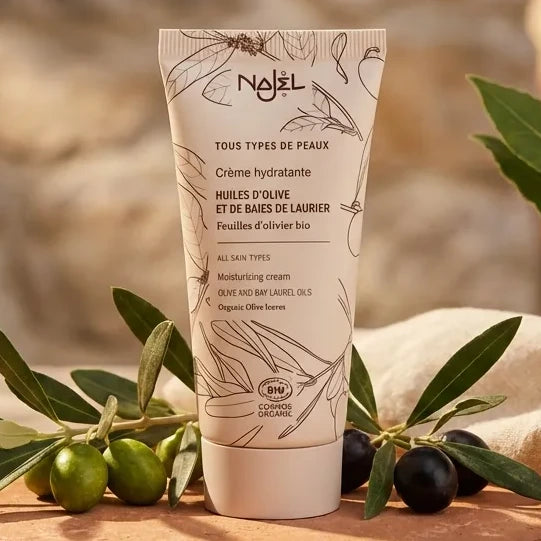 Crème hydratante bio Najel 50ml avec branches d'olivier et feuilles de laurier, ambiance méditerranéenne luxe