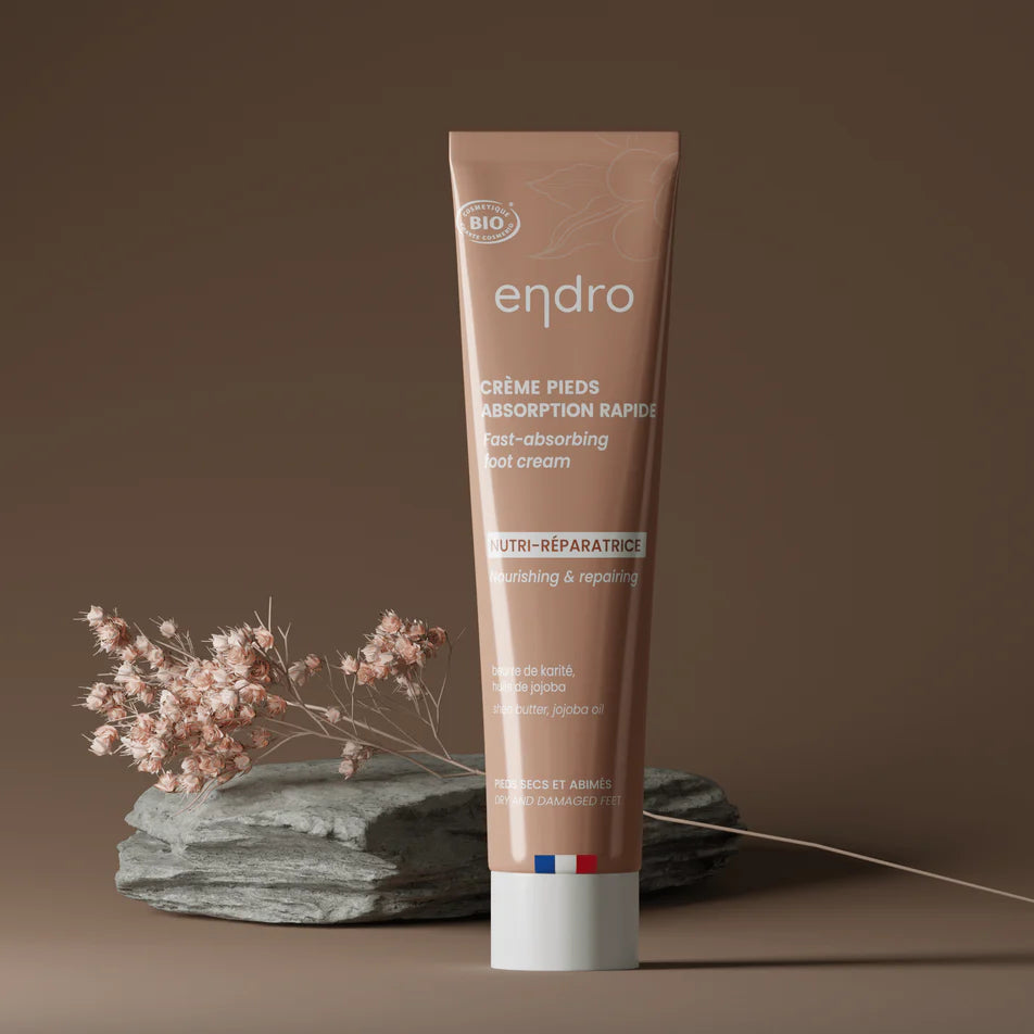 Une crème hydratante pieds de 75 mL de la marque Endro sur un joli fond marron