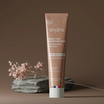 Une crème hydratante pieds de 75 mL de la marque Endro sur un joli fond marron