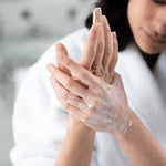 Zoom sur une personne en train d'appliquer de la crème Hydratante Mains Endro sur ses mains