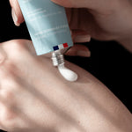 Zoom sur la crème Hydratante Mains Endro qui sort du tube 