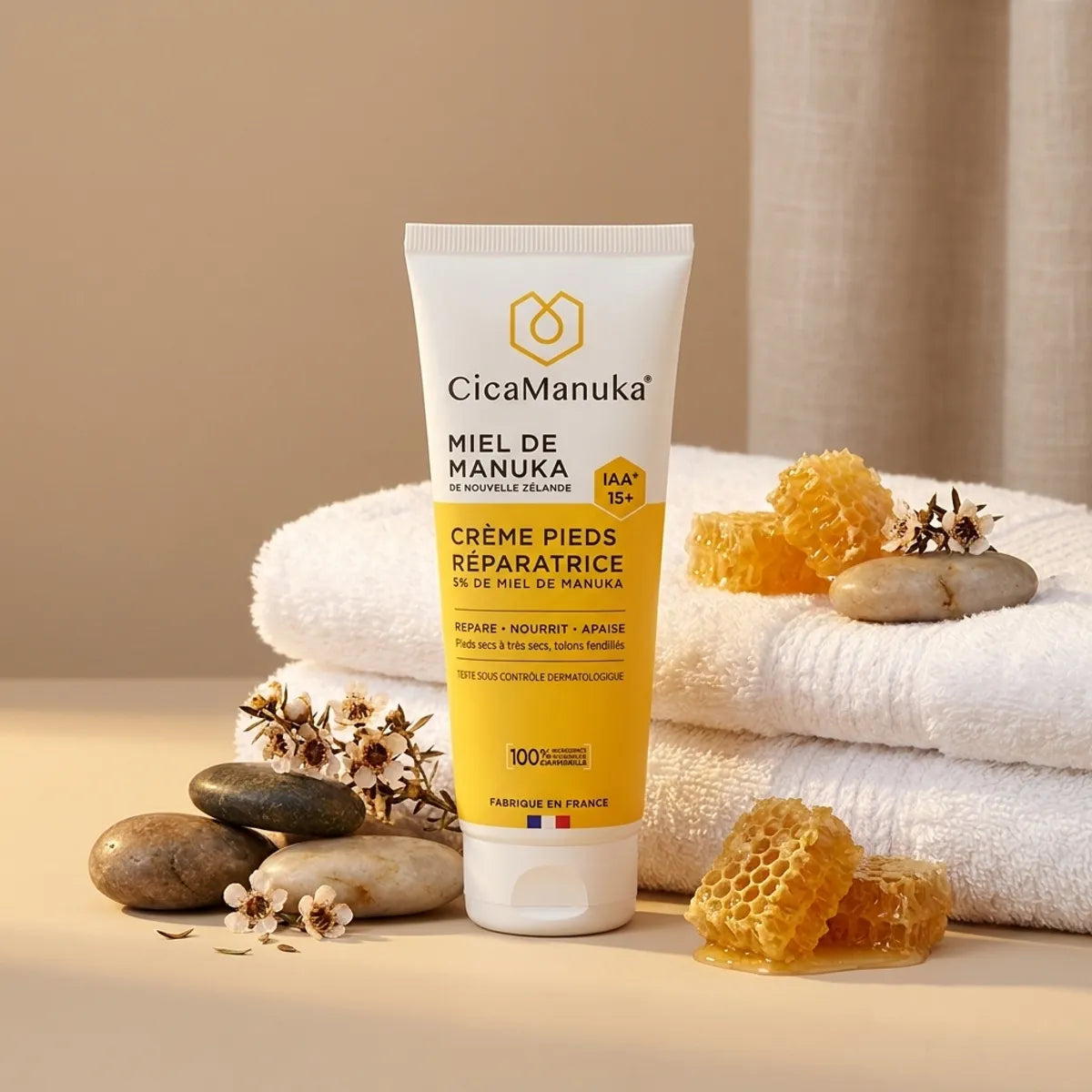 Crème pieds réparatrice CicaManuka 75ml au miel de manuka sur serviettes blanches spa