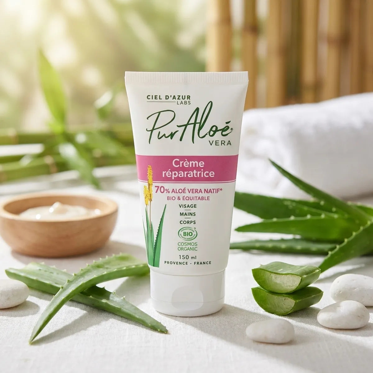 Crème réparatrice Aloé Vera bio Pur'Aloé 150ml avec plantes d'aloe vera frais en ambiance spa