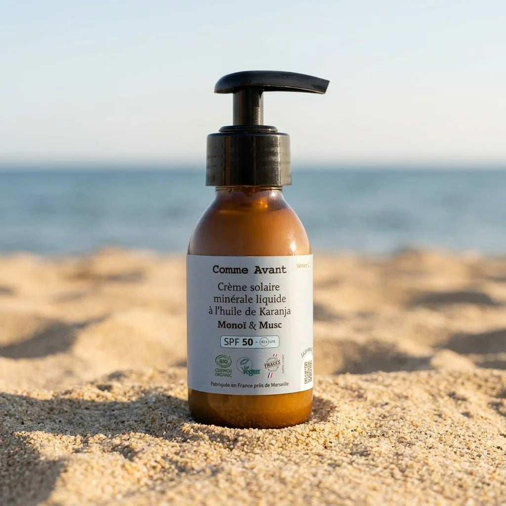 Crème solaire liquide SPF50 Comme Avant à l'huile de Karanja sur plage de sable fin