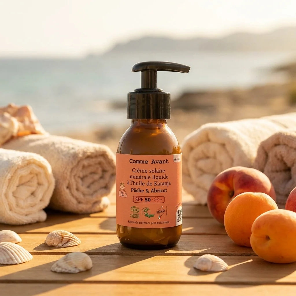 Crème solaire SPF50 Comme Avant à l'huile de Karanja, flacon 90ml pêche-abricot sur plage