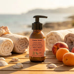 Crème solaire SPF50 Comme Avant à l'huile de Karanja, flacon 90ml pêche-abricot sur plage