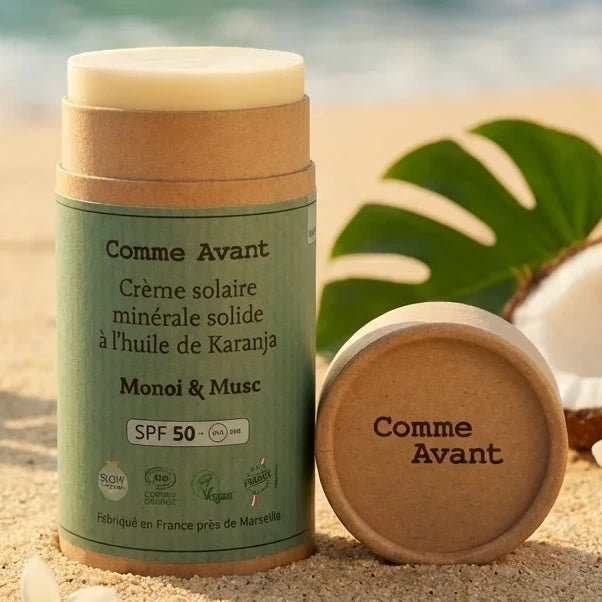 Crème solaire minérale solide SPF50 Monoï Musc Comme Avant sur plage avec océan